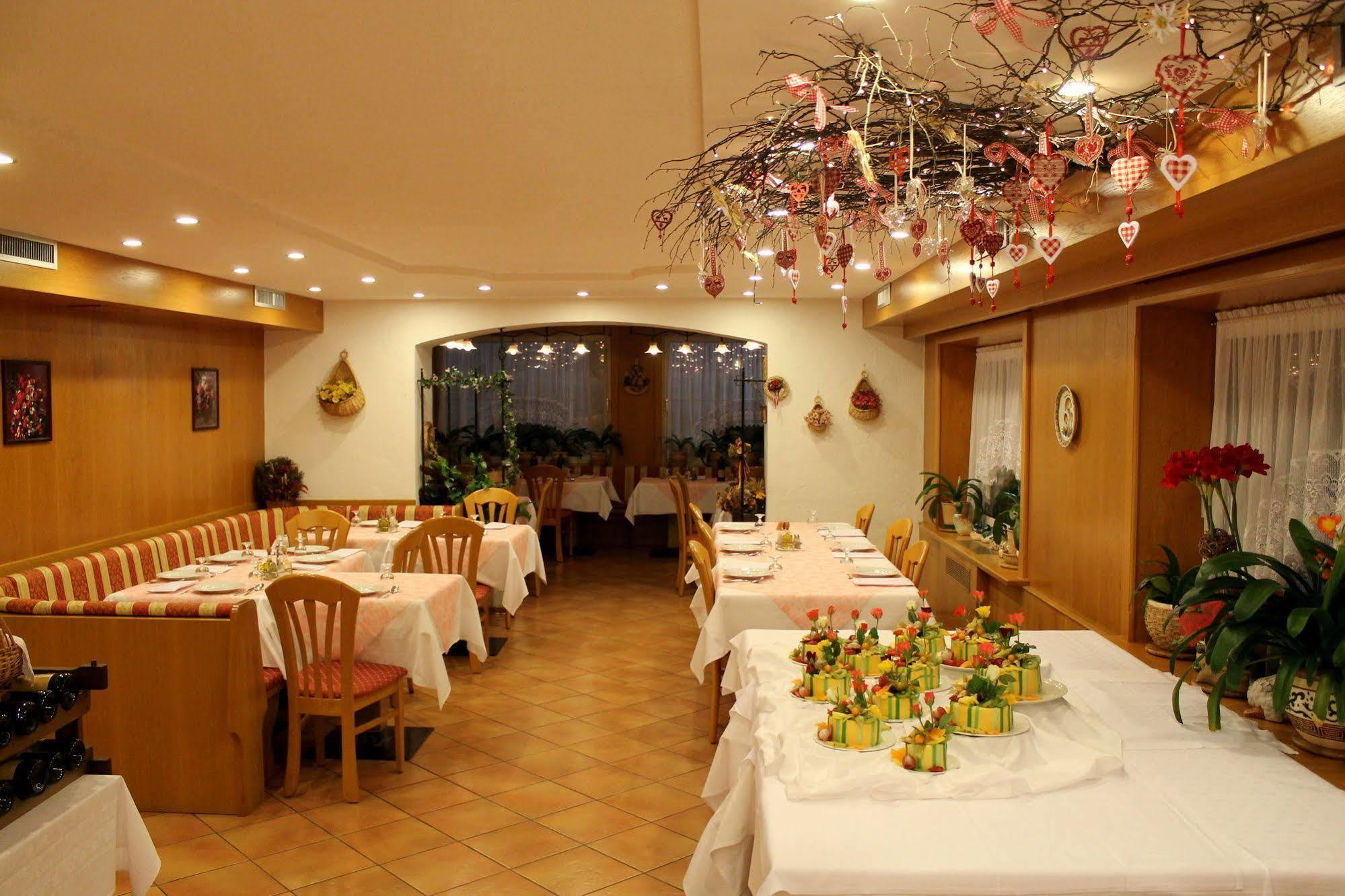 Albergo Trentino โมเอนา ภายนอก รูปภาพ