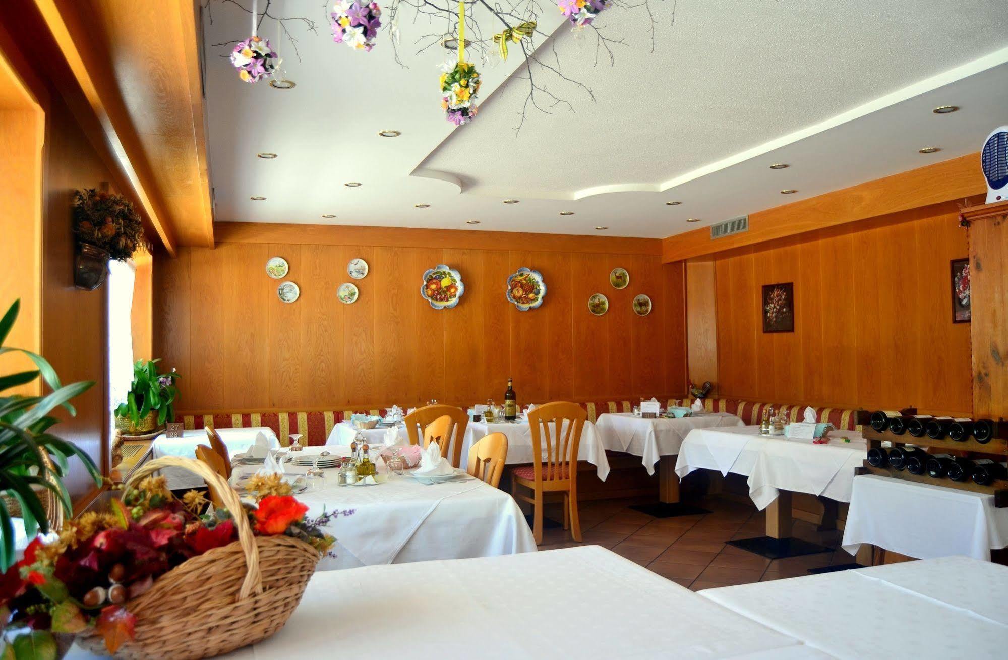 Albergo Trentino โมเอนา ภายนอก รูปภาพ