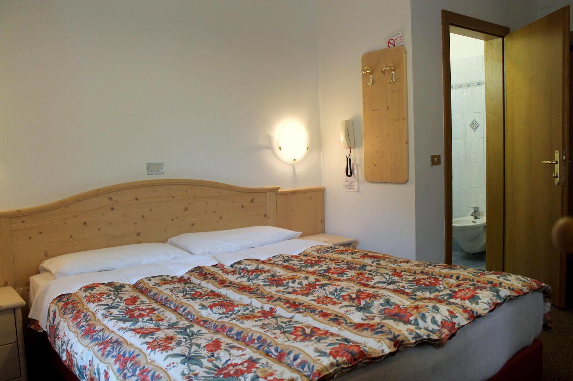 Albergo Trentino โมเอนา ภายนอก รูปภาพ